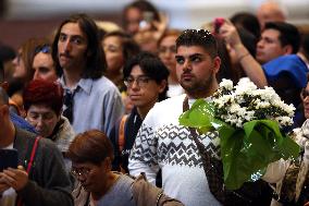 Morte di Papa Francesco Bergoglio, Migliaia di fedeli a san Pietro in Vaticano per rendere omaggio al corpo del Pontefice.