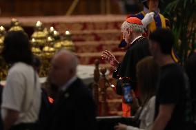 Morte di Papa Francesco Bergoglio, Migliaia di fedeli a san Pietro in Vaticano per rendere omaggio al corpo del Pontefice.