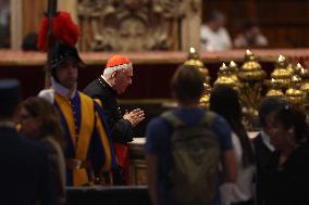 Morte di Papa Francesco Bergoglio, Migliaia di fedeli a san Pietro in Vaticano per rendere omaggio al corpo del Pontefice.