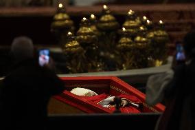 Morte di Papa Francesco Bergoglio, Migliaia di fedeli a san Pietro in Vaticano per rendere omaggio al corpo del Pontefice.