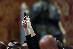 Morte di Papa Francesco Bergoglio, Migliaia di fedeli a san Pietro in Vaticano per rendere omaggio al corpo del Pontefice.