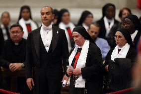 Morte di Papa Francesco Bergoglio, Migliaia di fedeli a san Pietro in Vaticano per rendere omaggio al corpo del Pontefice.