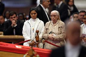 Morte di Papa Francesco Bergoglio, Migliaia di fedeli a san Pietro in Vaticano per rendere omaggio al corpo del Pontefice.