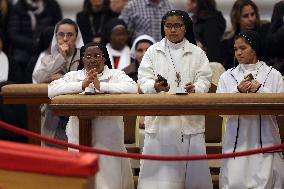 Morte di Papa Francesco Bergoglio, Migliaia di fedeli a san Pietro in Vaticano per rendere omaggio al corpo del Pontefice.