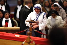 Morte di Papa Francesco Bergoglio, Migliaia di fedeli a san Pietro in Vaticano per rendere omaggio al corpo del Pontefice.