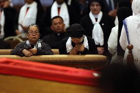 Morte di Papa Francesco Bergoglio, Migliaia di fedeli a san Pietro in Vaticano per rendere omaggio al corpo del Pontefice.