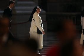 Morte di Papa Francesco Bergoglio, Migliaia di fedeli a san Pietro in Vaticano per rendere omaggio al corpo del Pontefice.