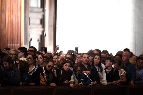 Morte di Papa Francesco Bergoglio, Migliaia di fedeli a san Pietro in Vaticano per rendere omaggio al corpo del Pontefice.