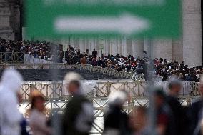 Morte di Papa Francesco Bergoglio, Migliaia di fedeli a san Pietro in Vaticano per rendere omaggio al corpo del Pontefice.