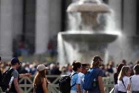 Morte di Papa Francesco Bergoglio, Migliaia di fedeli a san Pietro in Vaticano per rendere omaggio al corpo del Pontefice.