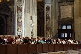 Morte di Papa Francesco Bergoglio, Migliaia di fedeli a san Pietro in Vaticano per rendere omaggio al corpo del Pontefice.
