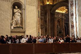 Morte di Papa Francesco Bergoglio, Migliaia di fedeli a san Pietro in Vaticano per rendere omaggio al corpo del Pontefice.