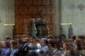 Morte di Papa Francesco Bergoglio, Migliaia di fedeli a san Pietro in Vaticano per rendere omaggio al corpo del Pontefice.