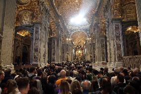 Morte di Papa Francesco Bergoglio, Migliaia di fedeli a san Pietro in Vaticano per rendere omaggio al corpo del Pontefice.