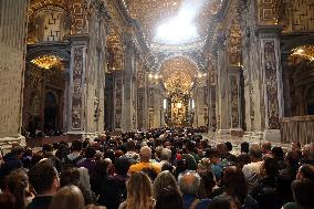 Morte di Papa Francesco Bergoglio, Migliaia di fedeli a san Pietro in Vaticano per rendere omaggio al corpo del Pontefice.