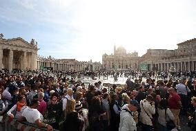 Morte di Papa Francesco Bergoglio, Migliaia di fedeli a san Pietro in Vaticano per rendere omaggio al corpo del Pontefice.