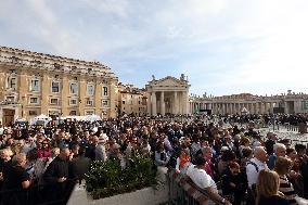 Morte di Papa Francesco Bergoglio, Migliaia di fedeli a san Pietro in Vaticano per rendere omaggio al corpo del Pontefice.