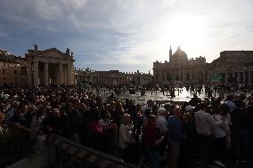 Morte di Papa Francesco Bergoglio, Migliaia di fedeli a san Pietro in Vaticano per rendere omaggio al corpo del Pontefice.