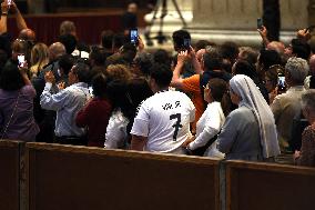 Morte di Papa Francesco Bergoglio, Migliaia di fedeli a san Pietro in Vaticano per rendere omaggio al corpo del Pontefice.