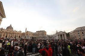 Roma, Morte di Papa Francesco - fedeli a San Pietro in Vaticano per rendere omaggio al corpo di Papa Bergoglio