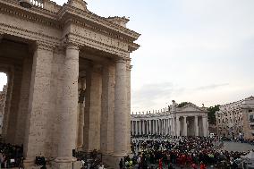 Roma, Morte di Papa Francesco - fedeli a San Pietro in Vaticano per rendere omaggio al corpo di Papa Bergoglio