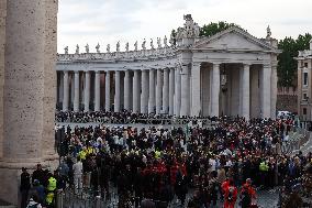 Roma, Morte di Papa Francesco - fedeli a San Pietro in Vaticano per rendere omaggio al corpo di Papa Bergoglio