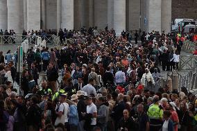 Roma, Morte di Papa Francesco - fedeli a San Pietro in Vaticano per rendere omaggio al corpo di Papa Bergoglio