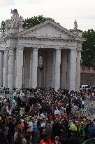 Roma, Morte di Papa Francesco - fedeli a San Pietro in Vaticano per rendere omaggio al corpo di Papa Bergoglio