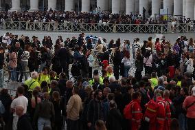 Roma, Morte di Papa Francesco - fedeli a San Pietro in Vaticano per rendere omaggio al corpo di Papa Bergoglio
