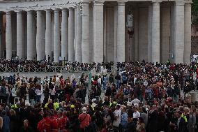 Roma, Morte di Papa Francesco - fedeli a San Pietro in Vaticano per rendere omaggio al corpo di Papa Bergoglio