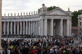 Roma, Morte di Papa Francesco - fedeli a San Pietro in Vaticano per rendere omaggio al corpo di Papa Bergoglio
