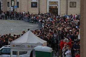 Roma, Morte di Papa Francesco - fedeli a San Pietro in Vaticano per rendere omaggio al corpo di Papa Bergoglio
