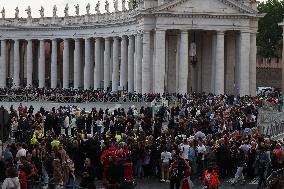 Roma, Morte di Papa Francesco - fedeli a San Pietro in Vaticano per rendere omaggio al corpo di Papa Bergoglio