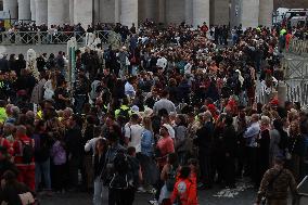 Roma, Morte di Papa Francesco - fedeli a San Pietro in Vaticano per rendere omaggio al corpo di Papa Bergoglio