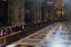 The Faithful Line up To Say Farewell to Pope Francis - Vatican