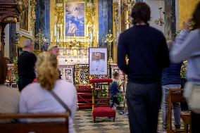 The Faithful Pay Tribute to Pope Francis - Nice