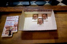 The Faithful Pay Tribute to Pope Francis - Nice