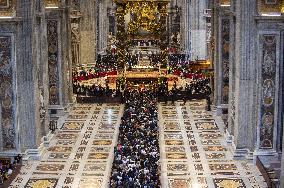The Faithful Line up To Say Farewell to Pope Francis - Vatican