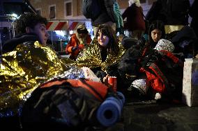 The faithful wait from the night on Saint Peter s Square - Vatican