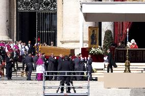 Faithful, Priests and Cardinals arrive for the Funeral of Pope Francis - Vatican