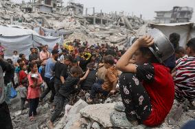 Waiting For Food in Gaza