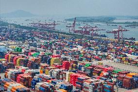 China Total Import And Export of Services Increases in Q1 2025
