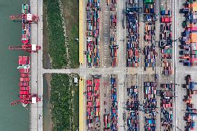 China Total Import And Export of Services Increases in Q1 2025