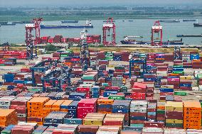 China Total Import And Export of Services Increases in Q1 2025