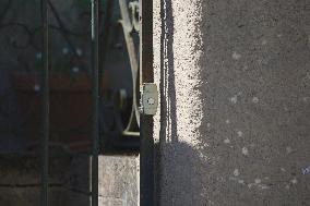 Woman Injured Husband Found Dead Throat Slit - Nantes