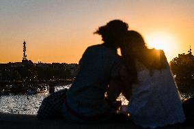 Tourists with sunset in Paris - FA