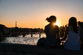 Tourists with sunset in Paris - FA