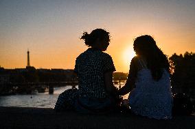 Tourists with sunset in Paris - FA