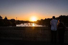 Tourists with sunset in Paris - FA