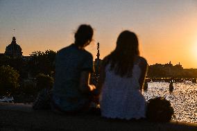 Tourists with sunset in Paris - FA